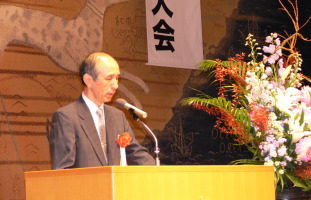第25回日本図書館協会建築賞授賞式における吉田暁史 図書館長（当時）のスピーチの様子
