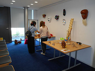 【メディア・芸術学部】「立体造形基礎I」「彫刻表現I」合同作品展示「立体造形 木のおもちゃ+お面展」の様子