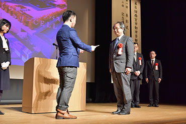 第6回西宮市都市景観賞授賞式において今村岳司西宮市長より賞状を授与される福井要理事長