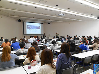 特別講演『韓国における図書館情報学の研究、教育の現状と課題：共同保存書庫事情にも言及して』が開催されました。様子