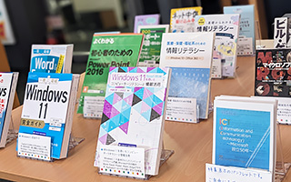 特集展示「ICT (Information and Communication Technology) ～Microsoft設立50年～」の様子
