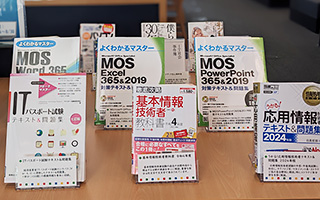 特集展示「ICT (Information and Communication Technology) ～Microsoft設立50年～」の様子