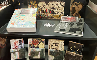 特集展示「真夏のホラー特集」の様子