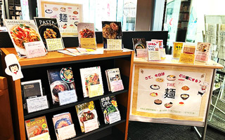 特集展示「The 麺 ～さて、今日はどの麺にする？～」の様子