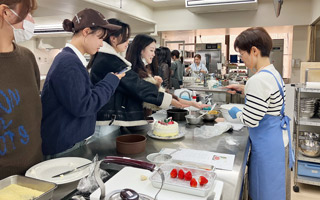 トークライブ in 大阪 第4回「貴方もできる”超！簡単!”ケーキ作り」の様子